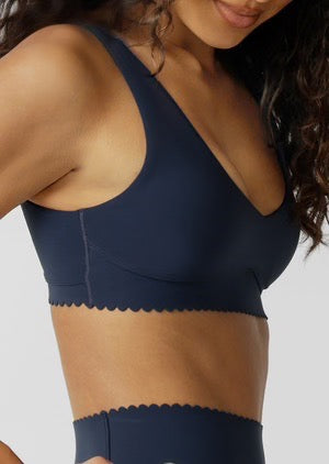 Lorna Jane Sweet Scallop Edge Sports Bra